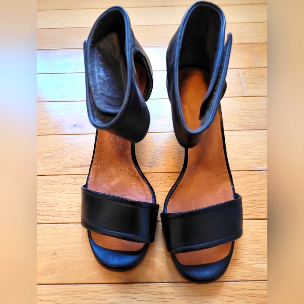 Chie‎ Mihara Authentic Leather Black Women's Sandals. So Amazing!